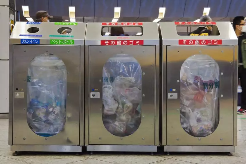Cestini per la spazzatura nella Metro di Tokyo